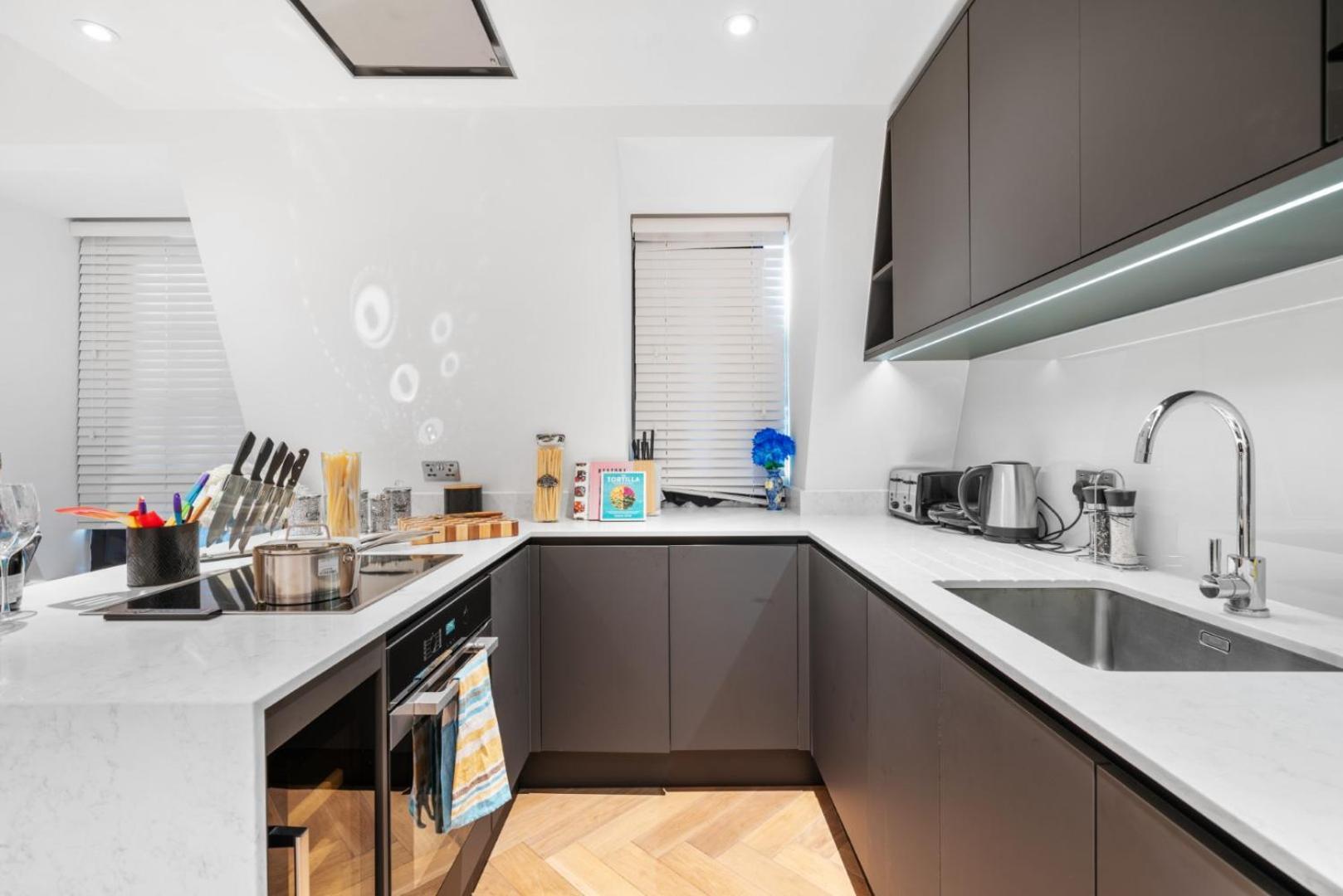 Stunning 1-Bedroom Penthouse In Marble Arch 72 Лондон Экстерьер фото